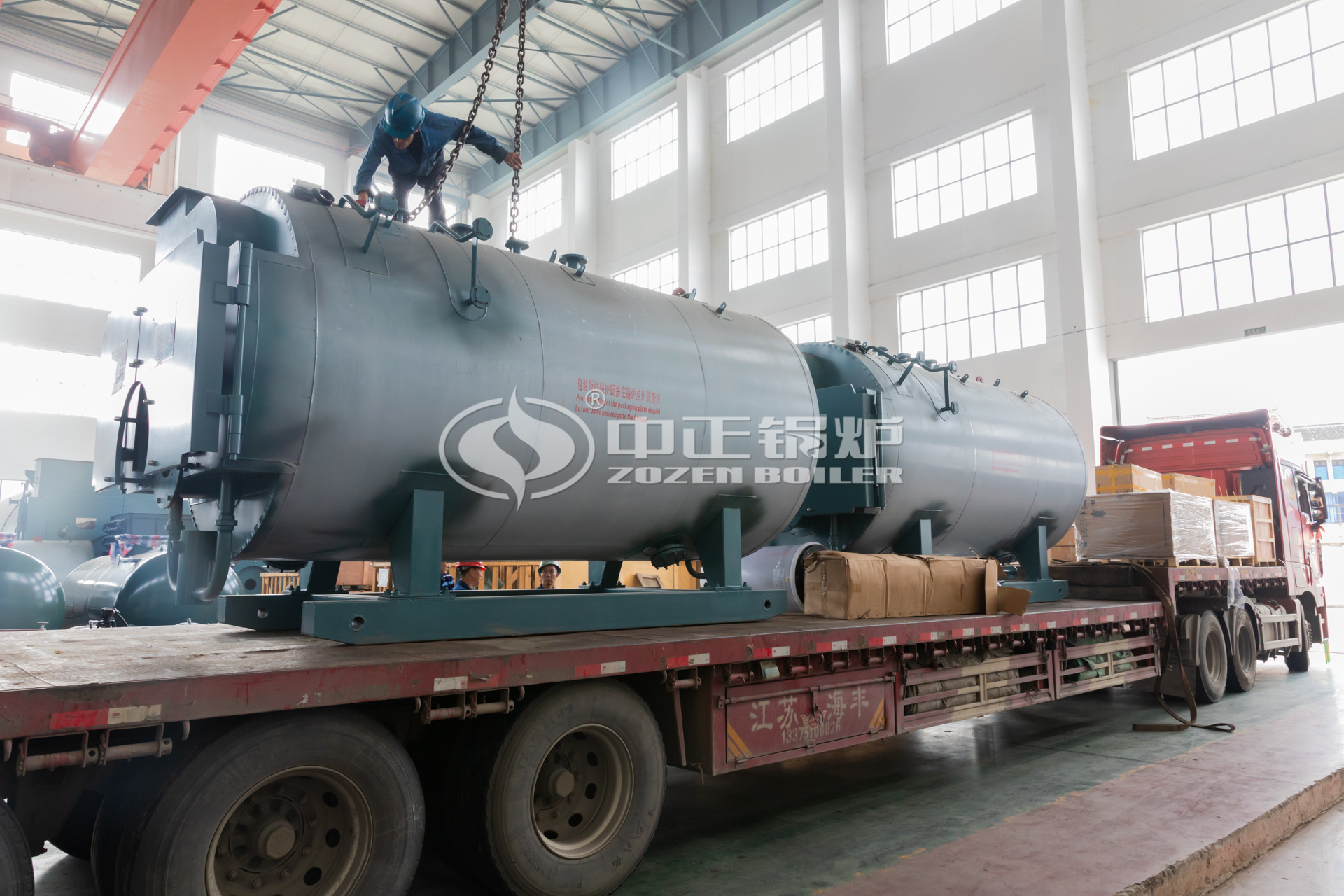 中正WNS系列燃油/燃氣鍋爐具備出色的性能優勢,燃料更節省。采用優質的硅酸鋁纖維,再用耐火泥保溫,爐體溫度控制在45℃以下,有效的控制熱損失。燃氣鍋爐煙道尾部加設冷凝器與節能器,利用鍋爐尾部排除煙氣中的余熱,提高鍋爐進水溫度,排煙溫度降至60度,熱效率提高到98%以上。充足的蒸汽儲藏空間和受熱面,令此款燃油/燃氣鍋爐能高效率地產生較高的熱功率和高品質的蒸汽。